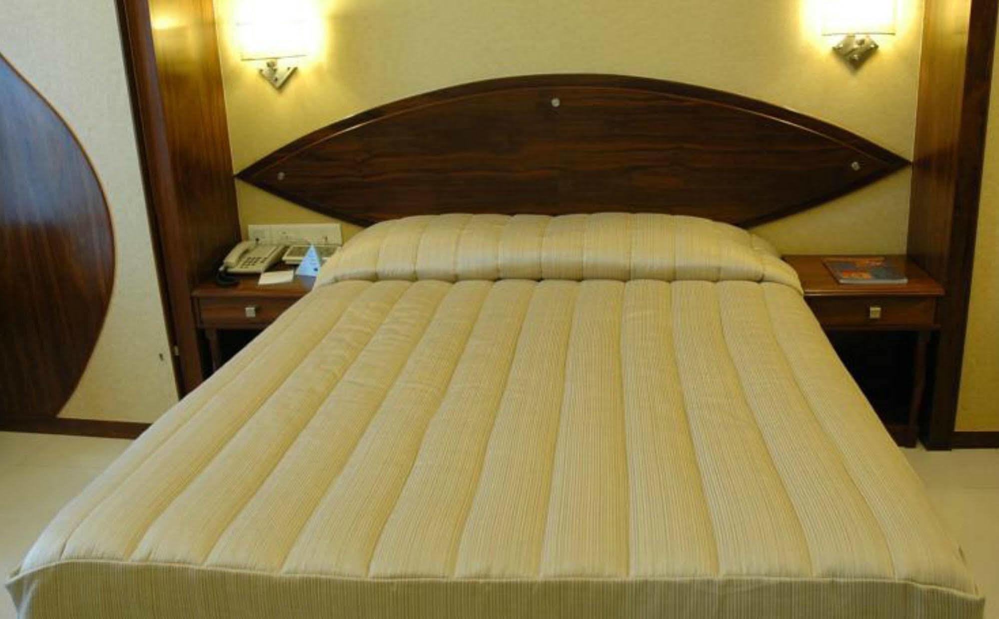 FabHotel Shubhangan Mumbai Bagian luar foto